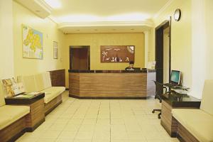 a large lobby with a waiting room with a tv at Pousada Asa Branca in Mossoró