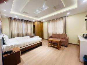 Kama o mga kama sa kuwarto sa Hotel Nirakar