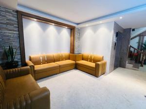 Seating area sa Hotel Nirakar