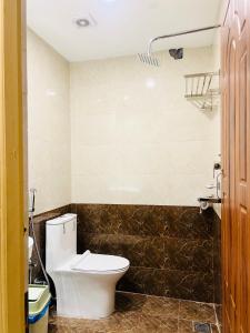 baño con aseo blanco en una habitación en Hotel Nirakar, en Katmandú