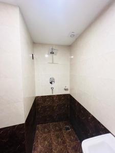 un baño con inodoro y lavabo en Hotel Nirakar, en Katmandú