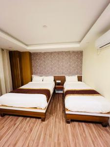 Kama o mga kama sa kuwarto sa Hotel Nirakar
