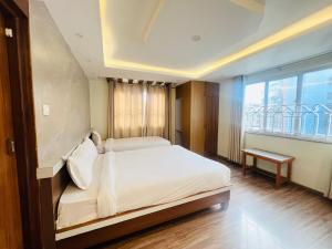 Kama o mga kama sa kuwarto sa Hotel Nirakar