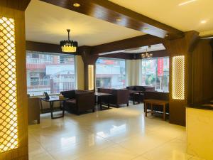 Seating area sa Hotel Nirakar