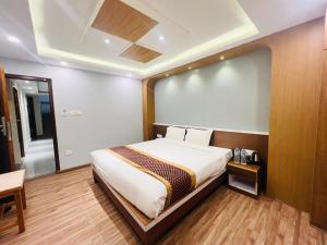 Kama o mga kama sa kuwarto sa Hotel Nirakar