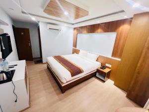 Kama o mga kama sa kuwarto sa Hotel Nirakar