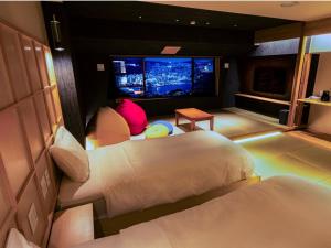 長崎市にある長崎スカイホテルのベッドが2つと窓があるホテルの部屋