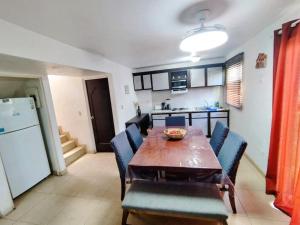 une cuisine et une salle à manger avec une table et des chaises en bois dans l'établissement Condominio 231 Loma Bonita, enfrente de la alberca!, à San Carlos