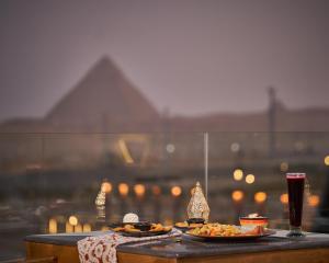 un tavolo con due piatti di cibo e una bevanda di Royal Great Pyramid INN a Il Cairo