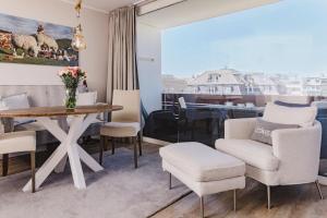 a living room with a table and chairs at Hyggelig in Westerland