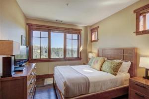 Ένα ή περισσότερα κρεβάτια σε δωμάτιο στο Luxury 3 Bedroom Ski In, Ski Out One Ski Hill Residence Located At The Base Of Peak 8 With Hot Tub Access +18 φωτογραφίες