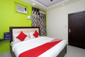 Katil atau katil-katil dalam bilik di Hotel O Raj Palace