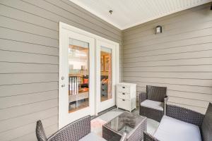 Beautifully Updated Foley Condo with Pool Access的休息区