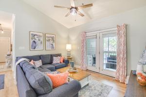 Beautifully Updated Foley Condo with Pool Access的休息区