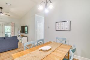 弗利Beautifully Updated Foley Condo with Pool Access的一间带桌椅的餐厅和客厅