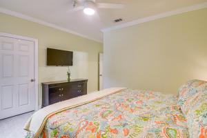 Beautifully Updated Foley Condo with Pool Access客房内的一张或多张床位