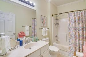 Beautifully Updated Foley Condo with Pool Access的一间浴室