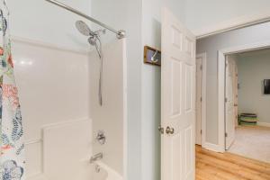 Beautifully Updated Foley Condo with Pool Access的一间浴室