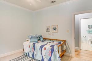 Beautifully Updated Foley Condo with Pool Access客房内的一张或多张床位