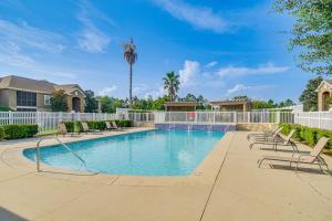 Beautifully Updated Foley Condo with Pool Access内部或周边的泳池