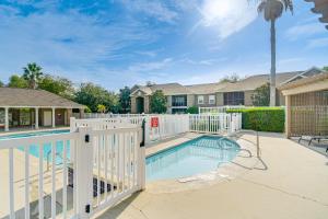 Beautifully Updated Foley Condo with Pool Access内部或周边的泳池