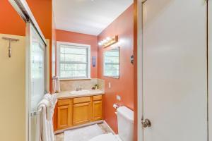 baño con paredes de color naranja, lavabo y aseo en Horses Welcome Marble Falls Home with Grill!, en Hasty 18 fotos más