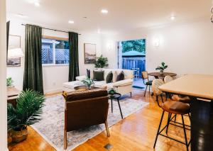 Serene Escape 2BD Private Patio & Firepit near Stanford的休息区