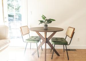 Serene Escape 2BD Private Patio & Firepit near Stanford的休息区