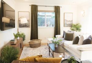 Serene Escape 2BD Private Patio & Firepit near Stanford的休息区