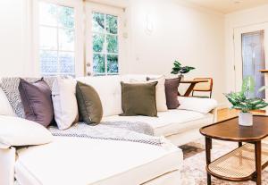 门洛帕克Serene Escape 2BD Private Patio & Firepit near Stanford的客厅里有两张白色沙发和一张桌子