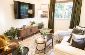 Serene Escape 2BD Private Patio & Firepit near Stanford的电视和/或娱乐中心