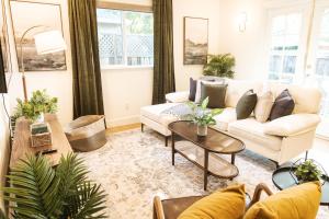 Serene Escape 2BD Private Patio & Firepit near Stanford的休息区