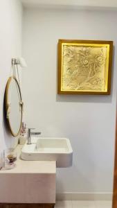 ブンタウにあるCăn Hộ View Biển - Thuy Tien Apartmentの白い洗面台と鏡のあるバスルーム