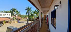einen Balkon eines Gebäudes mit Straßenblick in der Unterkunft Pousada Santo Antônio Tiradentes 400m Maria Fumaça 2º Andar in Tiradentes