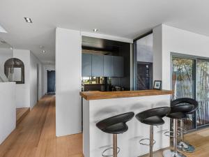 Køkken eller tekøkken på Waters Edge absolute beachfront + 6 billeder