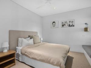 En eller flere senge i et værelse på Waters Edge absolute beachfront