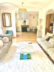 un salon avec deux canapés et une table dans l'établissement New! Apartment Luxury Passy-Kennedy in front of Eiffel Tower, à Paris