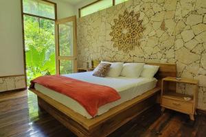 Ένα ή περισσότερα κρεβάτια σε δωμάτιο στο Jungle Rooftop Villa, near beach