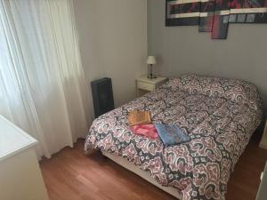 Un pat sau paturi într-o cameră la Departamento zona norte Puerto Madryn