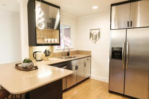 Serene Escape 2BD Private Patio & Firepit near Stanford的厨房或小厨房