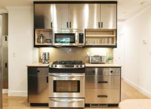 Serene Escape 2BD Private Patio & Firepit near Stanford的厨房或小厨房