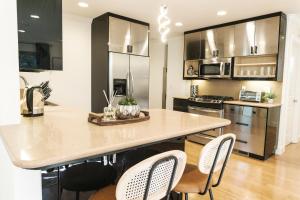 Serene Escape 2BD Private Patio & Firepit near Stanford的厨房或小厨房