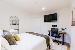Serene Escape 2BD Private Patio & Firepit near Stanford客房内的一张或多张床位