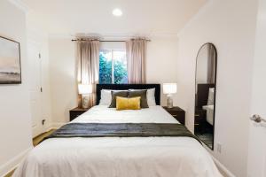 Serene Escape 2BD Private Patio & Firepit near Stanford客房内的一张或多张床位