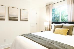 Serene Escape 2BD Private Patio & Firepit near Stanford客房内的一张或多张床位