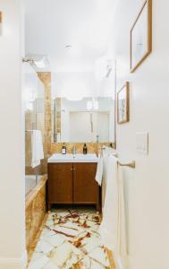 Serene Escape 2BD Private Patio & Firepit near Stanford的一间浴室