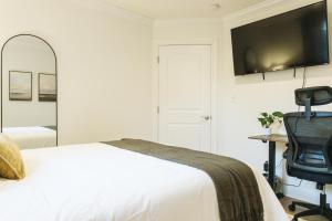 Serene Escape 2BD Private Patio & Firepit near Stanford的电视和/或娱乐中心