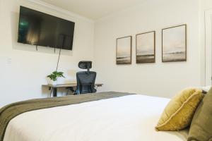 Serene Escape 2BD Private Patio & Firepit near Stanford的电视和/或娱乐中心