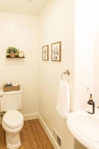 Serene Escape 2BD Private Patio & Firepit near Stanford的一间浴室
