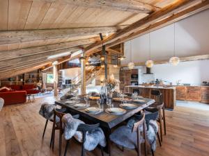 ein Esszimmer mit einem langen Tisch und Stühlen in der Unterkunft Chalet chaleureux 10 pers, parking Saint-Gervais - FR-1-663-23 in Saint-Gervais-les-Bains + 8 Fotos